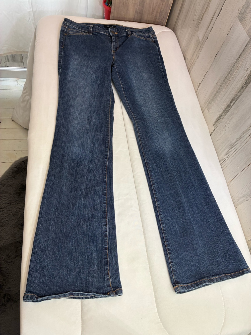 Daisy Fuentes Women's Dark Blue low rise flared leg Jeans Sz 8